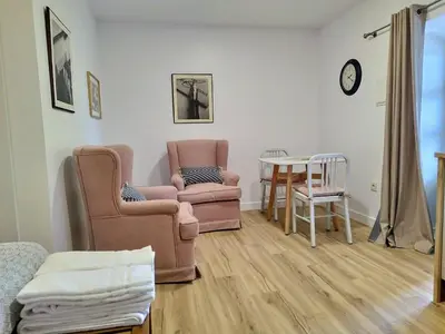 a living room with two chairs and a table at Alojamiento cruceiro Arans in La Cañiza