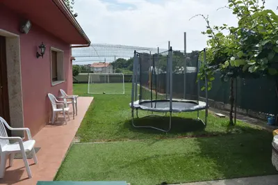 a small yard with a basketball hoop on the grass at Hospedaje Jose Rey in Santiago de Compostela