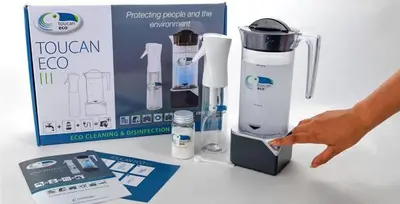a hand is pointing at a box with a blender at Hospedaje Jose Rey in Santiago de Compostela
