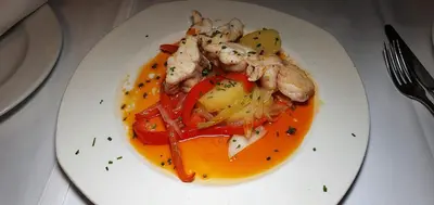 a plate of food with shrimp and vegetables on a table at Hotel Molina Real in Molinaseca