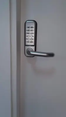 a cell phone sticking out of a door at Albergue Turistico la Credencial in Santiago de Compostela