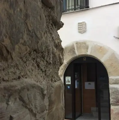 an entrance to a building with a stone wall at Apartamentos el Camino in Villafranca del Bierzo