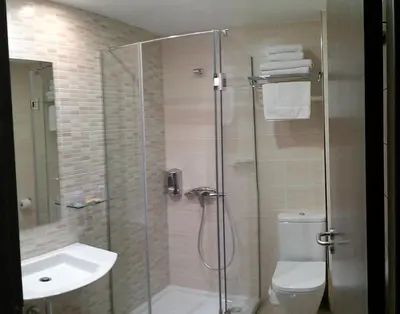 a hotel room with two beds and a window at Pensión Lemos in Tríacastela