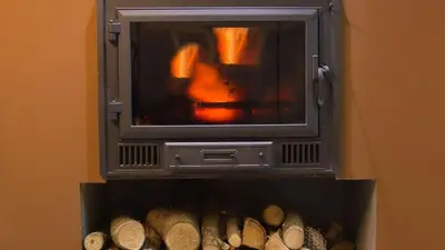 a microwave oven with a fire inside of it at Pension Siete en el Camino in Sarria