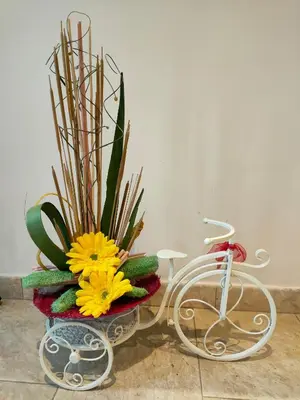 a vase with flowers in it sitting on the floor at Pension Albergue Alborada in Salceda