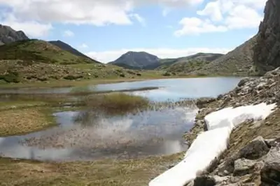 a body of water with mountains in the background at Laventanadetorre in Torre de Babia