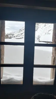 a view of a window with snow outside of it at Laventanadetorre in Torre de Babia