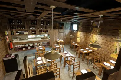 an overhead view of a restaurant with tables and chairs at Pension Restaurante Casa Camiño in Palas de Rei