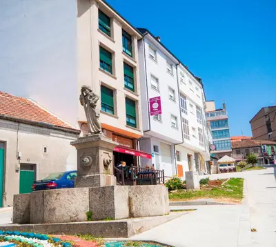 a statue in front of a building at Pension Restaurante Casa Camiño in Palas de Rei