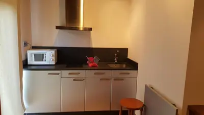 a small kitchen with a microwave and a sink at Casa da Paioca in Paleo