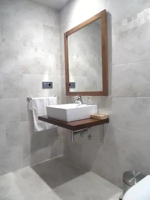 a bathroom with a sink and a mirror at Casa da Paioca in Paleo