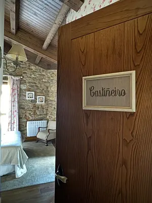 a wooden door with a sign that reads austinate at A Eira da Laxe in Cerdedo