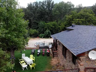 an aerial view of a house with motorcycles parked in the yard at Casa rural el Molino del Botero in Coso