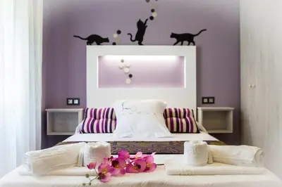 a bedroom with two beds with cats on the wall at Casa Carla in Palas de Rei