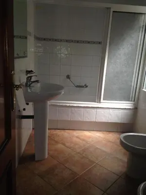 a bathroom with a sink and a bath tub at Pension Meson Paz in Puentedeume