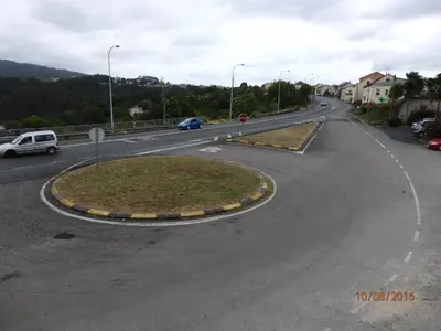 an empty road with a circle in the middle at Pension Meson Paz in Puentedeume