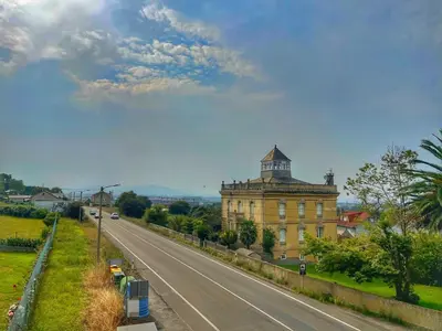 a building on the side of a road at Hotel Amadora - Admite mascotas in Barreiros