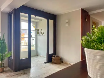 an entrance to a building with a glass door at Hotel Amadora - Admite mascotas in Barreiros