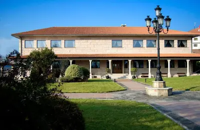 a building with a street light in front of it at Hotel Scala in Padrón