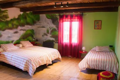 a bedroom with two beds and a window at Hotel Rural Casa Indie in Rabanal del Camino