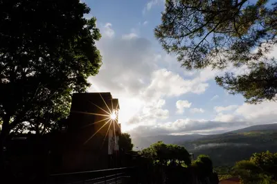 a building with the sun shining in the sky at Rectoral de Fofe in Fofe