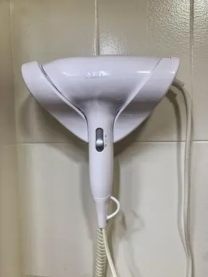 a white hair dryer hanging on a wall at Hostal Restaurante Méndez in Villafranca del Bierzo
