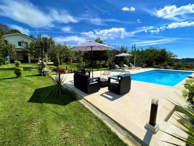 a garden with a wooden bench in the grass at Villa Albaredo in Villameá