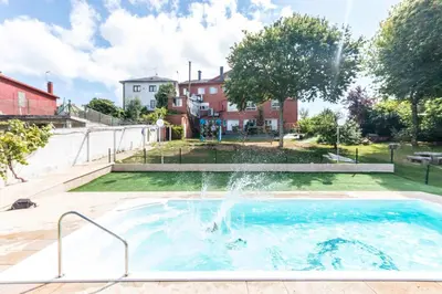 a swimming pool with a fountain in a yard at Hotel Santa Cruz in Montaos