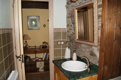 a bathroom with a sink and a mirror at Casa Bell in Manzanedo de Valdueza