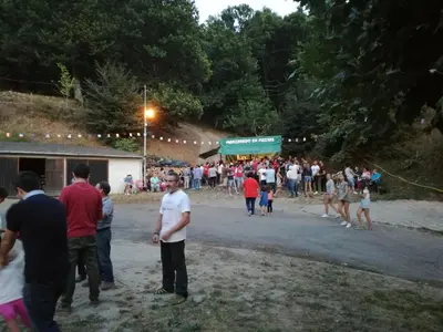 a large group of people standing around a crowd at Casa Bell in Manzanedo de Valdueza