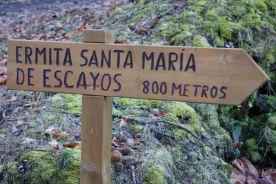 a sign that reads emirina santa mariana de escolas meters at Casa Bell in Manzanedo de Valdueza