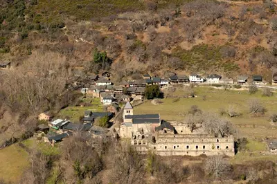 an old building on a hill with a group of houses at Casa de Abril 1 in San Cristóbal de Valdueza