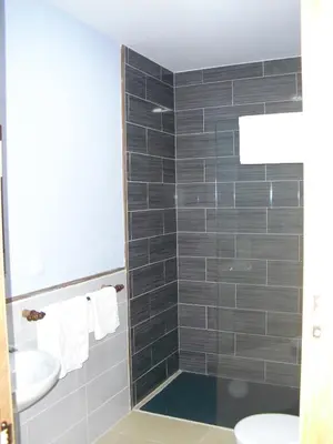a bathroom with a toilet and a sink at La Candela in Rabanal del Camino