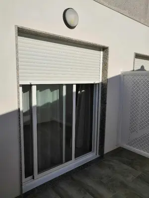 a window with a roller blind in a room at Albergue Pensión Cima do Lugar in Arzúa