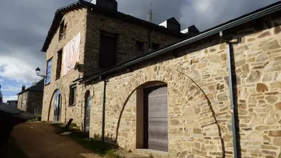 a brick building with a door on the side of it at Convento de Foncebadon in Foncebadón