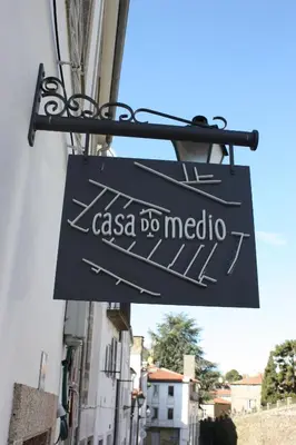 a sign for a lasagna do mello on a building at Casa Do Medio in Santiago de Compostela
