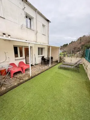 a building with a yard with green grass at Apartamentos Portolux in Portomarin