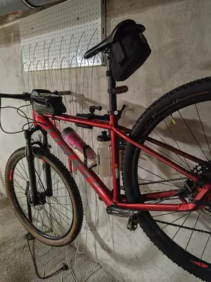 a red bike parked next to a wall at Cruce de Caminos Arzúa in Arzúa