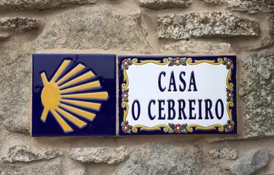 a sign on a stone wall at Stone Cottage O CEBREIRO in Curtis
