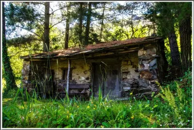 an old stone building in the middle of a field at Casa Rural Chao de Castro in Ríodeporcos