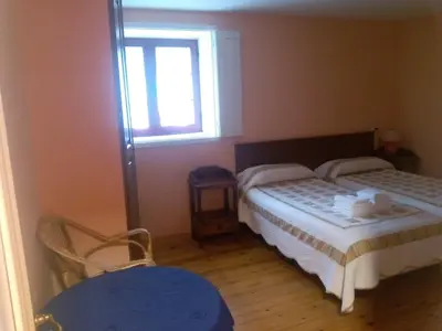 a bedroom with two beds and a window at Hotel Las Grandas in Vistalegre