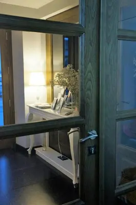 a mirror in a room with a desk and a lamp at Casa Amando in Somozas