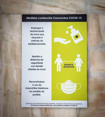 a sign on the wall of a hospital with a sign for actors emergency communication at A Morada do Cigarron in Verín