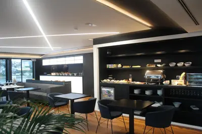 a restaurant with tables and chairs and a bar at Hotel U Viveiro in Viveiro