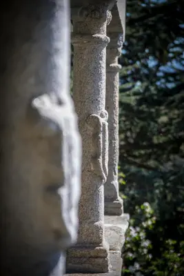 a stone pillar with a sculpture of a face on it at Hotel Pazo de Berbetoros in Portomarin