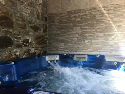 a jacuzzi tub with water coming out of it at Os Arroxos in Trabadelo