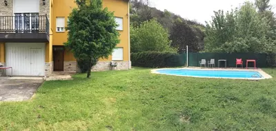 a yard with a swimming pool in front of a house at Os Arroxos in Trabadelo