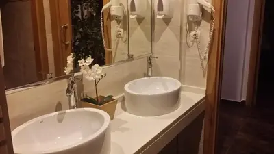 a bathroom with two sinks and a mirror at Albergue Ultreia in Arzúa