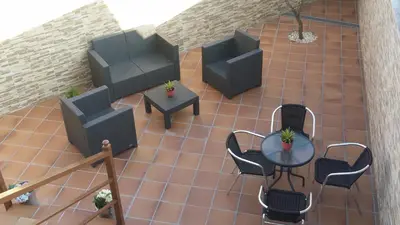 an overhead view of a patio with chairs and a table at Albergue Ultreia in Arzúa