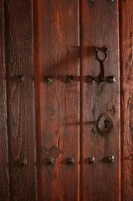 an old wooden door with a metal knocker on it at Casa Pepa Hotel Rural in Santa Colomba de Somoza